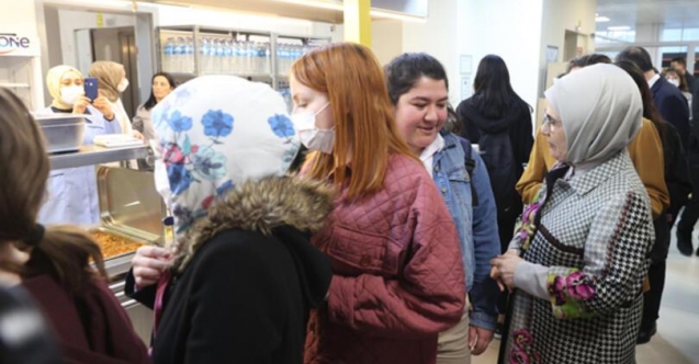 Emine Erdoğan, KYK Yurdu'nda kalan kız öğrencilerle iftar yaptı