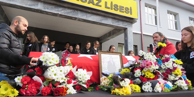 Ders anlatırken kalp krizi geçiren öğretmen yaşamını yitirdi