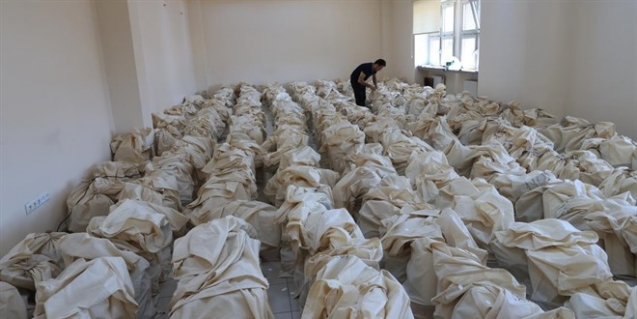 Sandık kurulu başkanlarına oy pusulaları verilmeye başlandı