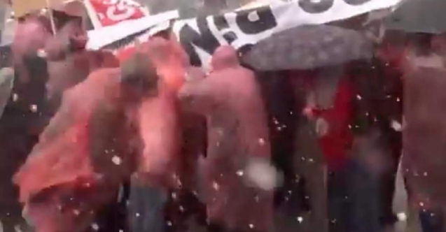 Atama bekleyen öğretmenler sağanak ve dolu altında Ulus'ta